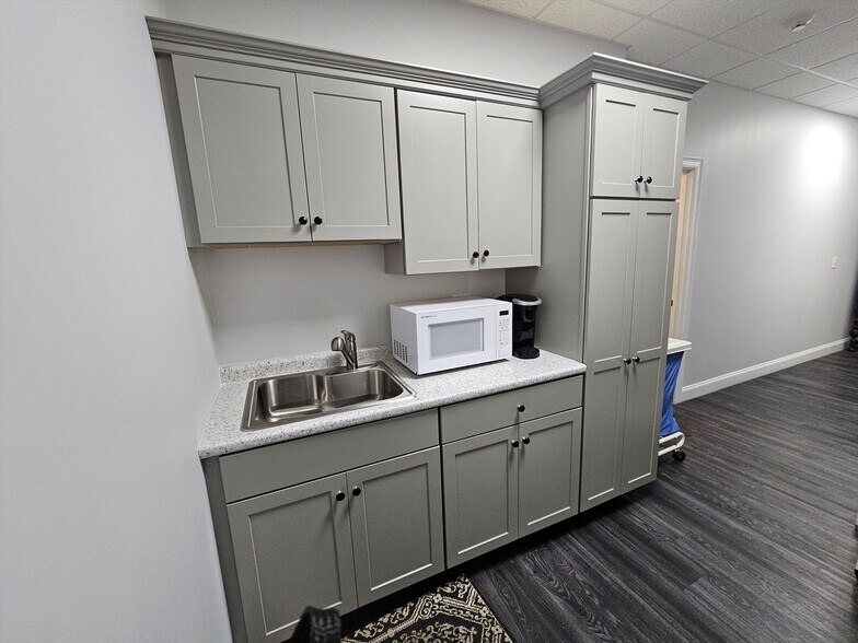 More Photos Of 1794 Bridge St, Dracut Storefront For Sale