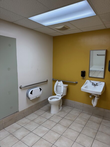 More Photos Of 401 Louviers Dr, Newark Unknown For Lease