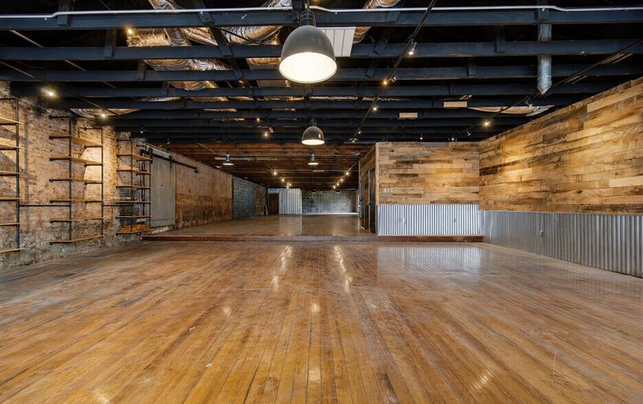 More Photos Of 122 N Main St, Washington General Retail For Lease