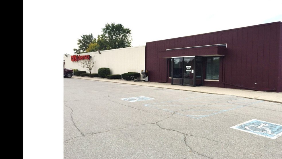 More Photos Of 715 E Broadway St, Fortville Freestanding For Lease