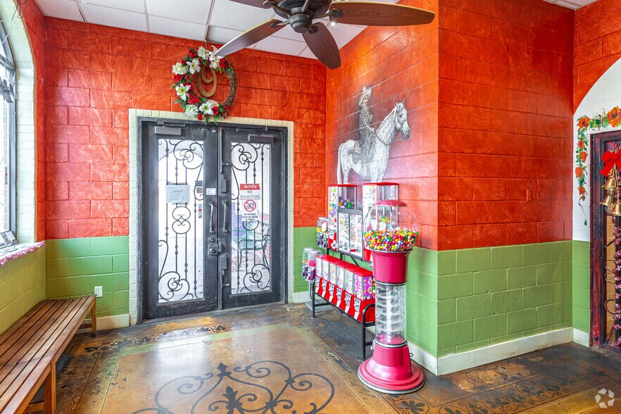More Photos Of 515 W Royall Blvd, Malakoff Restaurant For Sale
