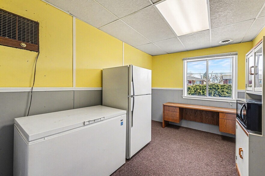 More Photos Of 827 Bowen St, Longmont Industrial For Sale