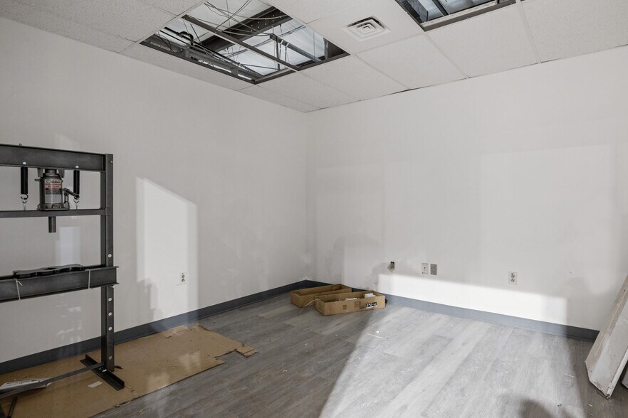 More Photos Of 2000 S Delphine Ave, Lyndhurst Warehouse For Lease