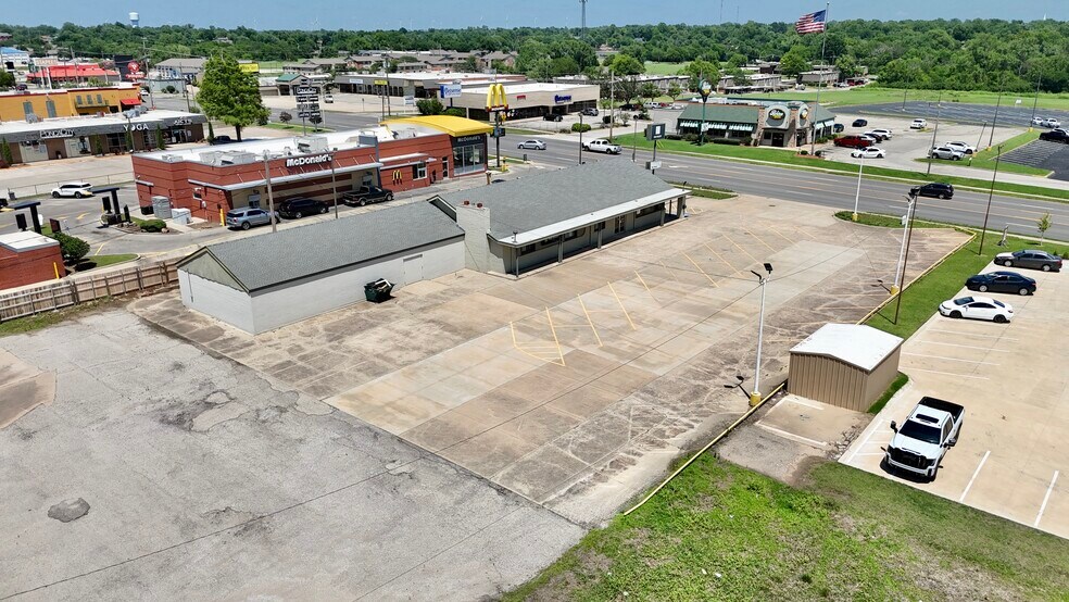 Primary Photo Of 2120 N 14th St, Ponca City Freestanding For Lease
