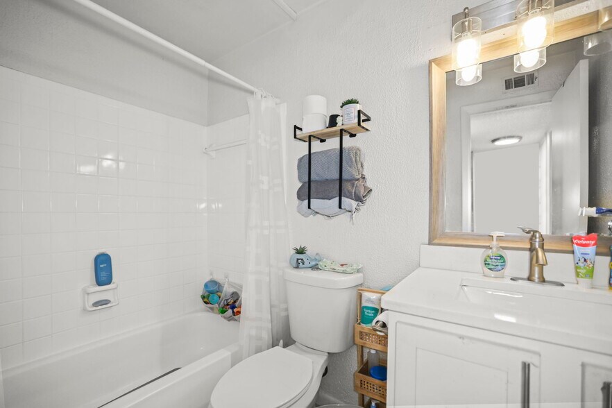 More Photos Of 7108 S Kissimmee St, Tampa Multifamily For Sale