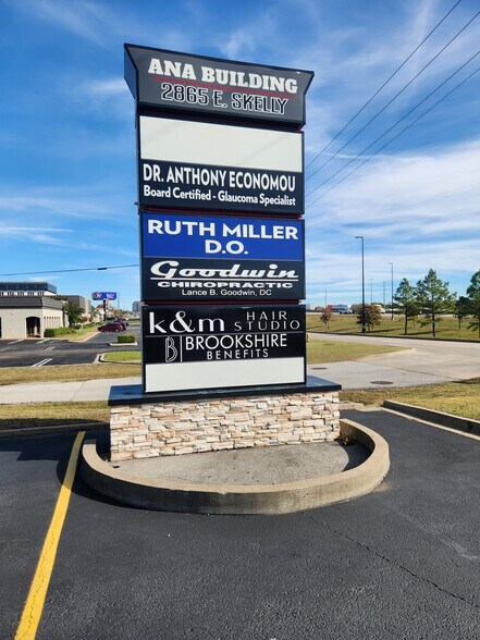 More Photos Of 2865 E Skelly Dr, Tulsa Medical For Lease