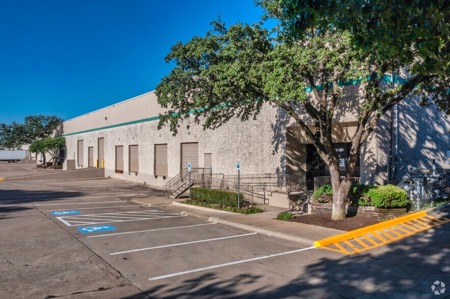 More Photos Of 11441-11461 Hillguard Rd, Dallas Distribution For Lease