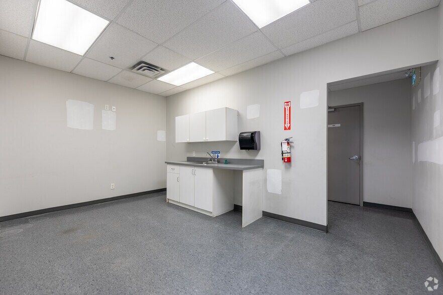 More Photos Of 8705 Torbram Rd, Brampton Warehouse For Lease