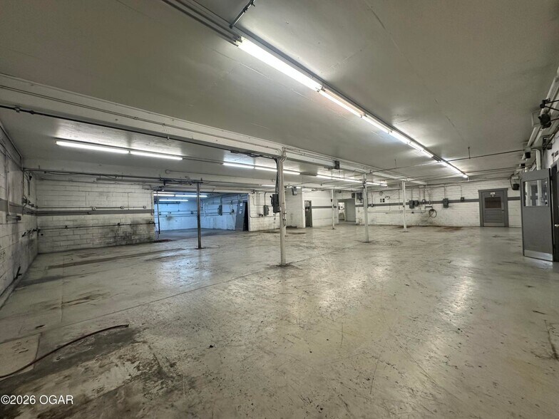 More Photos Of 3236 W 20th St, Joplin Industrial For Sale