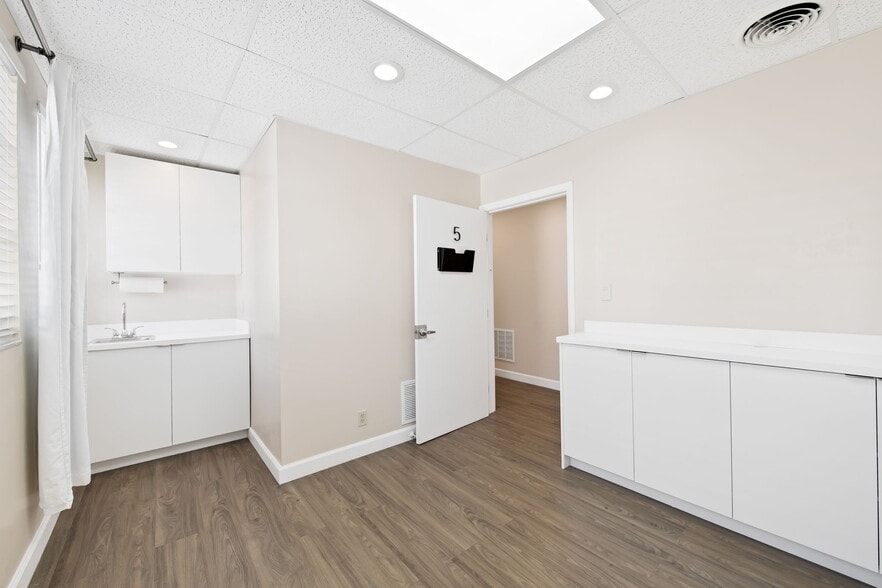 More Photos Of 1130 Bayview Dr, Fort Lauderdale Medical For Lease
