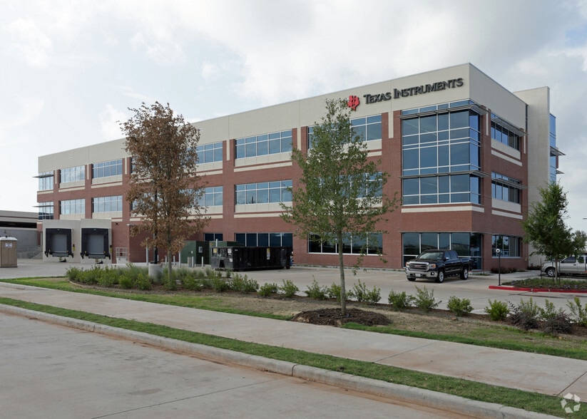 More Photos Of 13905 University Blvd, Sugar Land Medical For Sale