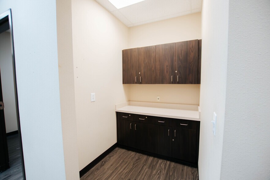 More Photos Of 9870 N Gateway Blvd, El Paso Office For Lease