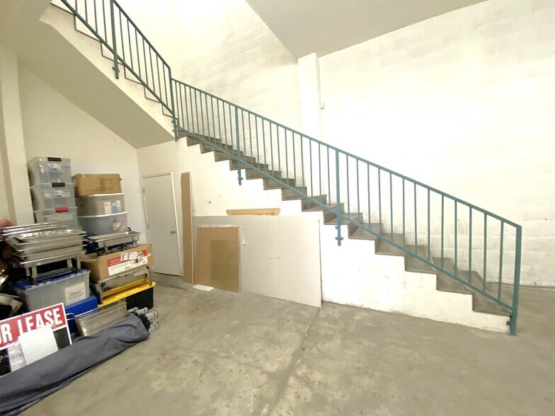 More Photos Of 951 Crocker St, Los Angeles Storefront Retail Office For Lease