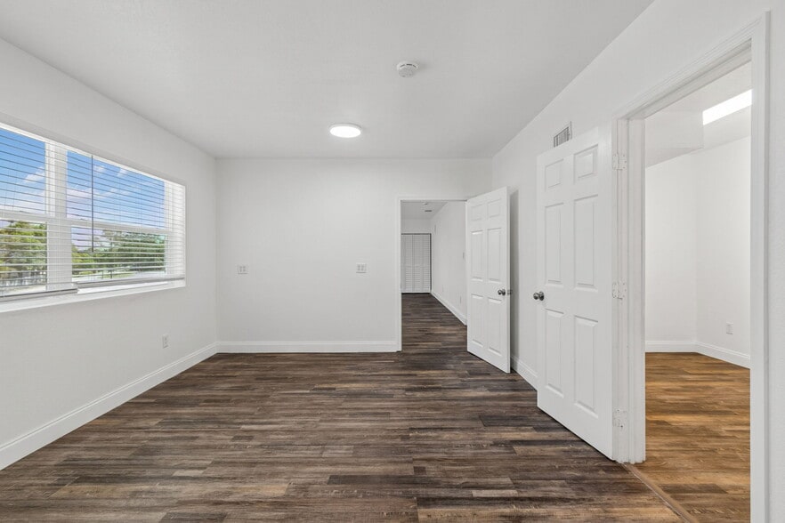 More Photos Of 6536 Lincoln Way N, Saint Petersburg Office For Lease