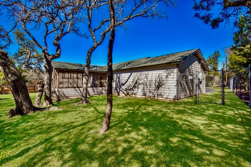 More Photos Of 16001 Awalt Dr, Austin Office For Sale