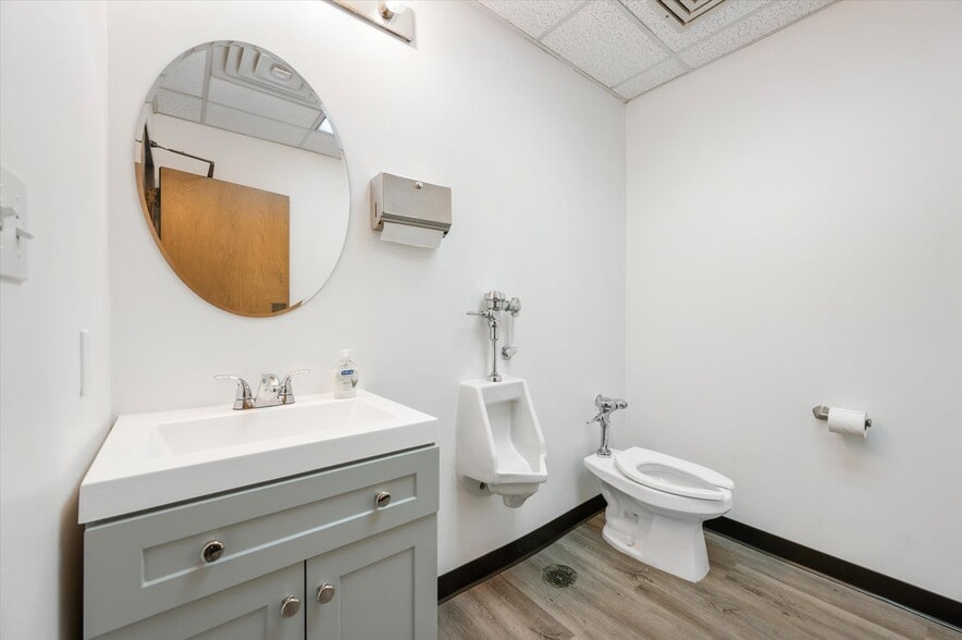 More Photos Of 1175 Post & Paddock Rd, Grand Prairie Office For Lease