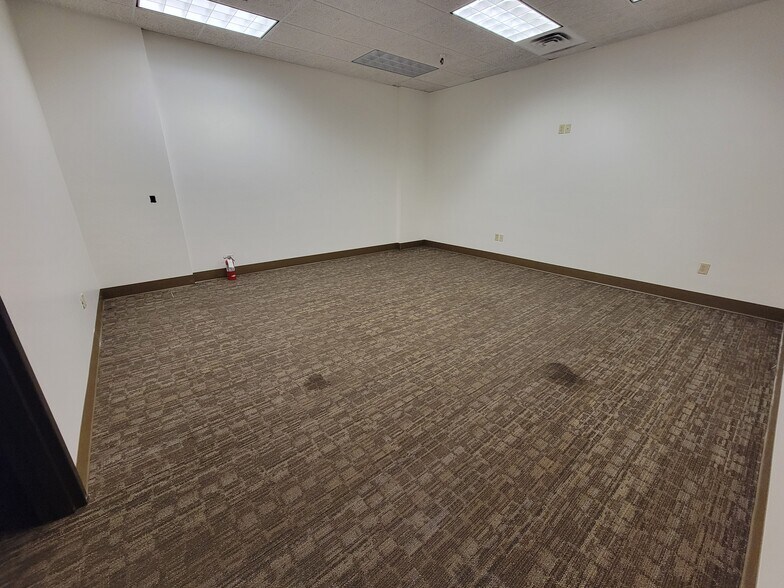 More Photos Of 2101 W 41st St, Sioux Falls General Retail For Lease