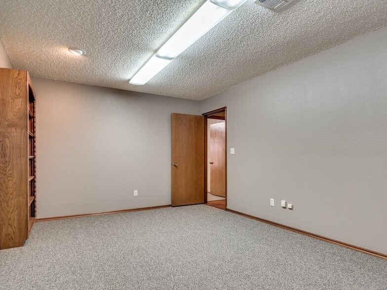 More Photos Of 2222 Westpark Dr, Norman Medical For Sale