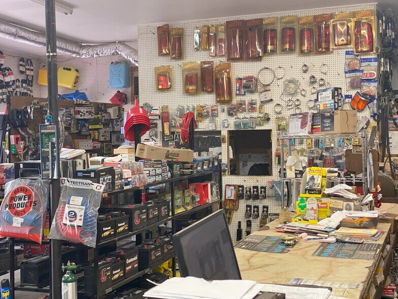 More Photos Of 320 S Mulberry St, Pearsall Auto Repair For Sale