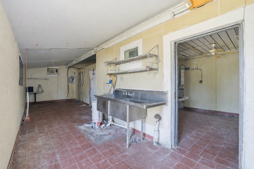 More Photos Of 16541 San Carlos Blvd, Fort Myers Restaurant For Sale