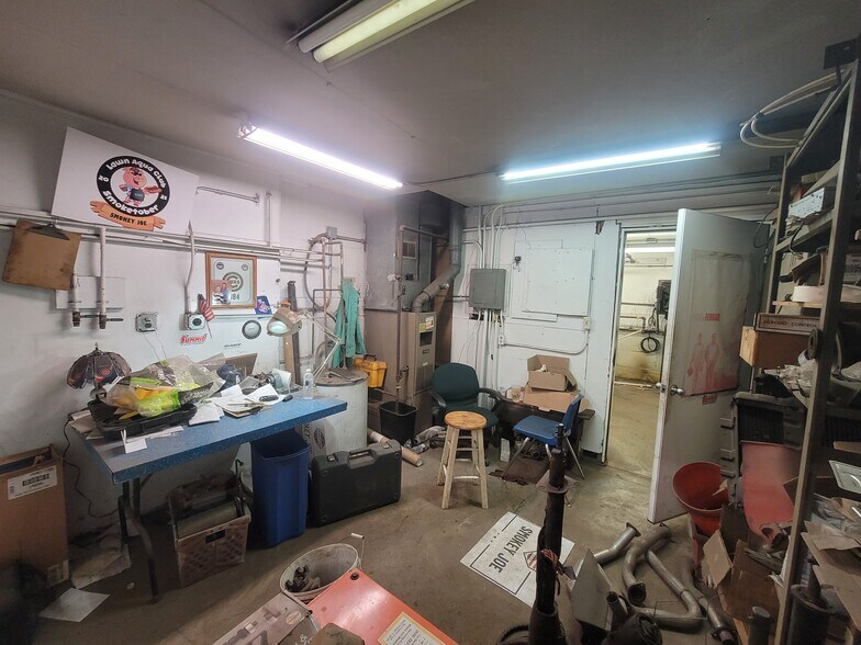 More Photos Of 9947 Express Dr, Highland Warehouse For Lease