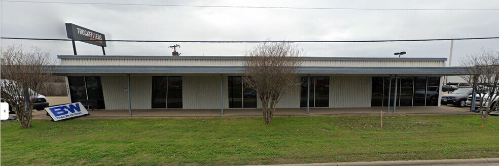 More Photos Of 1039 N Loop 12 Blvd, Irving Light Manufacturing For Sale