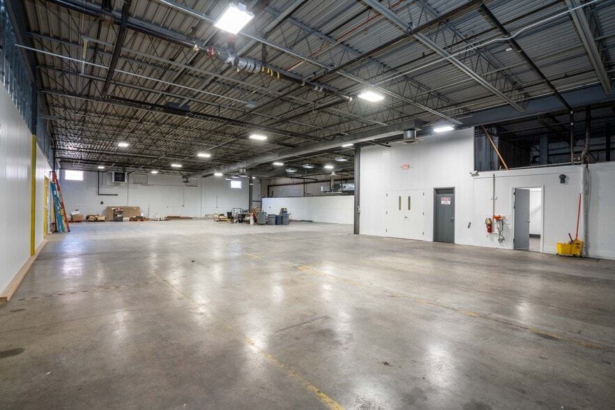 More Photos Of 6 Britton Dr, Bloomfield Warehouse For Lease