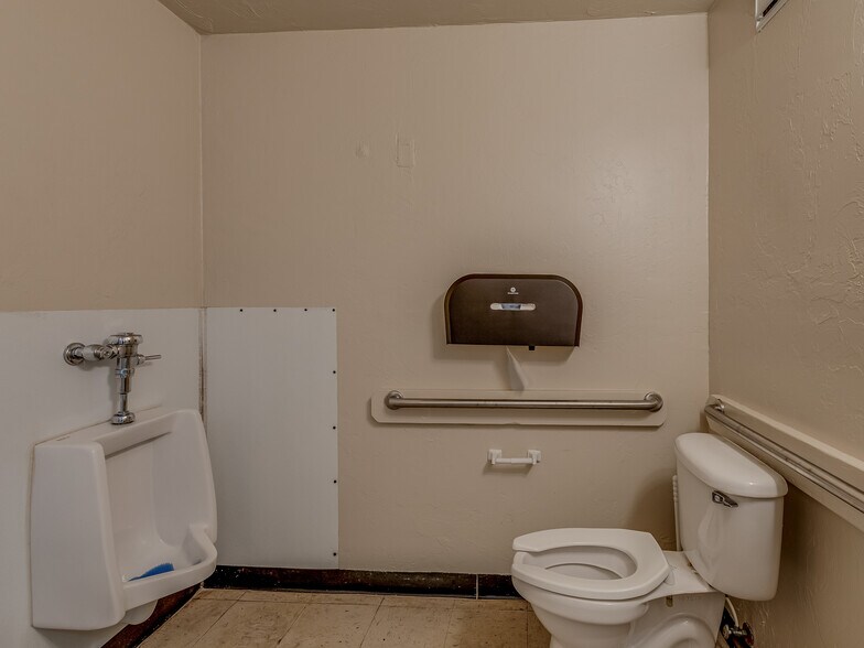 More Photos Of 430 N Berry Rd, Norman Medical For Sale