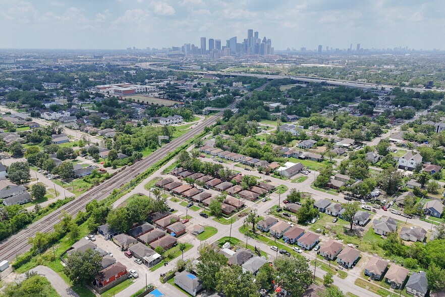 More Photos Of 2101 Hutton St, Houston Apartments For Sale