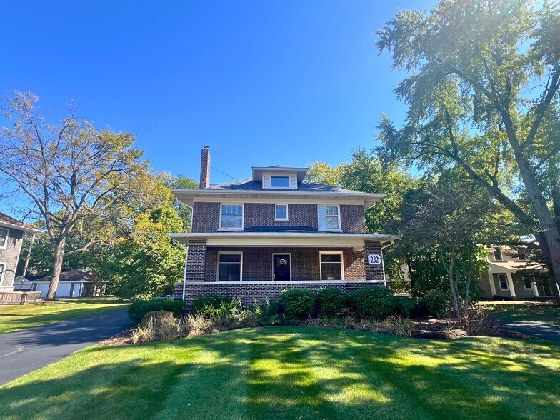 More Photos Of 232 S Batavia Ave, Batavia Office For Sale