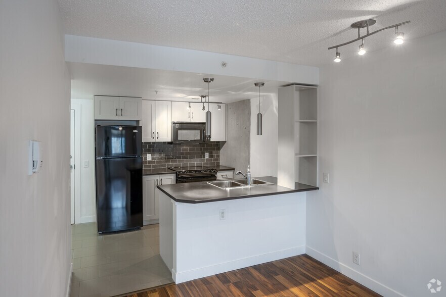 More Photos Of 10047 109 St NW, Edmonton Apartments For Lease