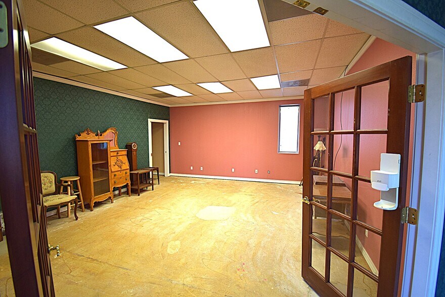 More Photos Of 1001 E Cedar Creek Pky, Seven Points Office For Sale