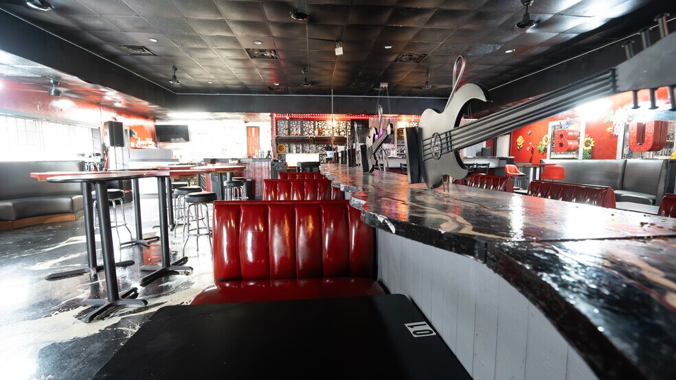 More Photos Of 6500-6502 Dixie Dr, Houston Bar For Sale