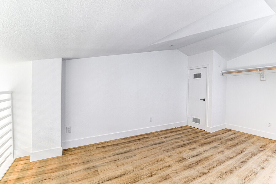 More Photos Of 7606 Girard Ave, La Jolla Apartments For Sale