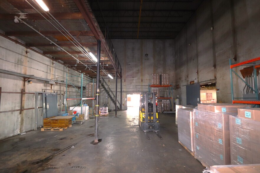 More Photos Of 1625 Airport Rd, Conroe Warehouse For Sale