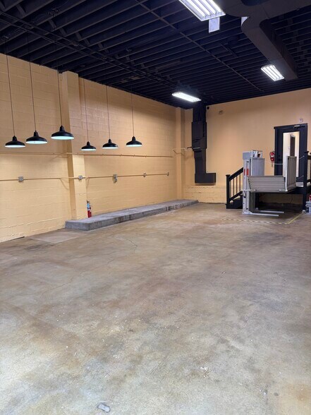 More Photos Of 711 Main St, Grandview Storefront For Lease