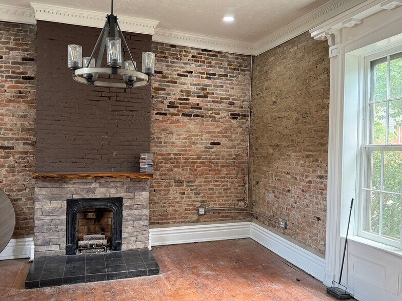 More Photos Of 135 College St, Gallatin Bank For Lease