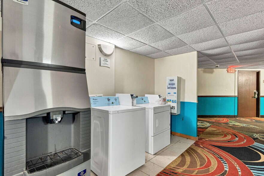 More Photos Of 3232 N Summit St, Arkansas City Hotel For Sale