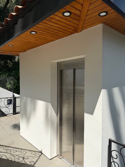 More Photos Of 1301 N Beverly Dr, Beverly Hills Specialty For Sale