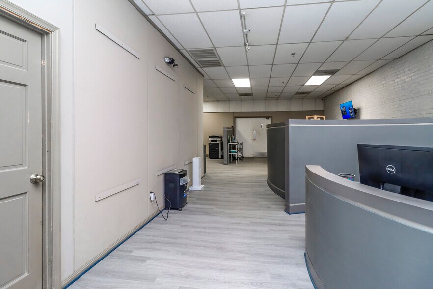 More Photos Of 827 Douglas Ave, Portsmouth Warehouse For Lease