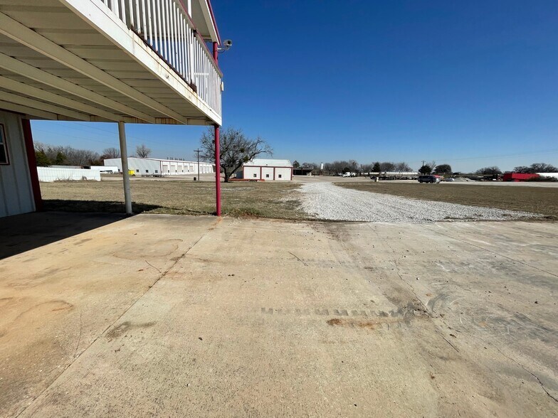 More Photos Of 734 FM 2048, Boyd General Retail For Lease