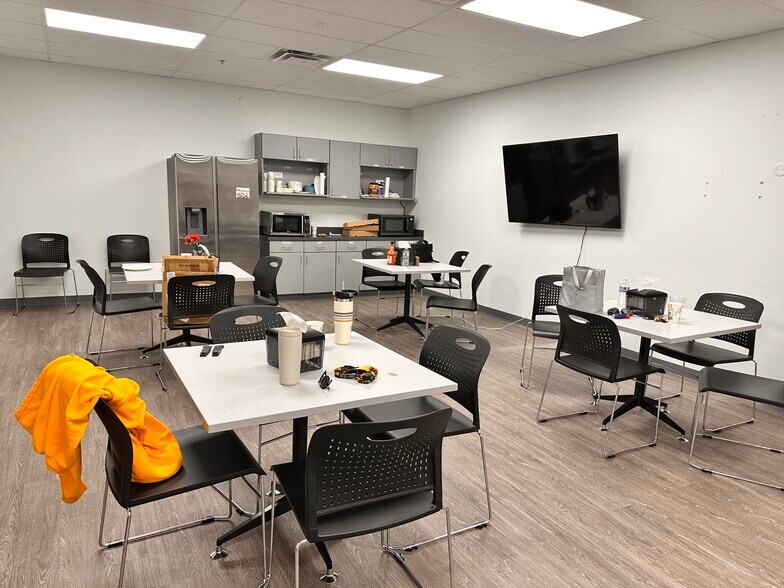 More Photos Of 5325 Seerley Rd, Indianapolis Distribution For Lease