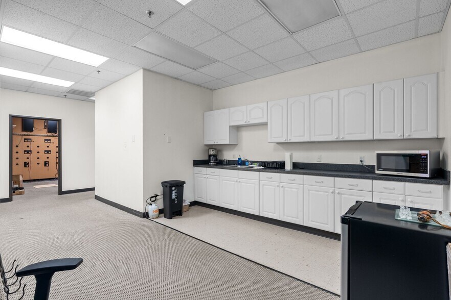 More Photos Of 2100 Greenwood Dr, Southlake Showroom For Lease