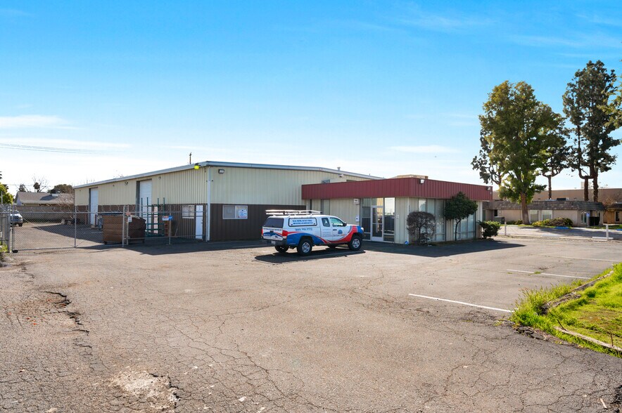 More Photos Of 5234 E Pine Ave, Fresno Warehouse For Lease