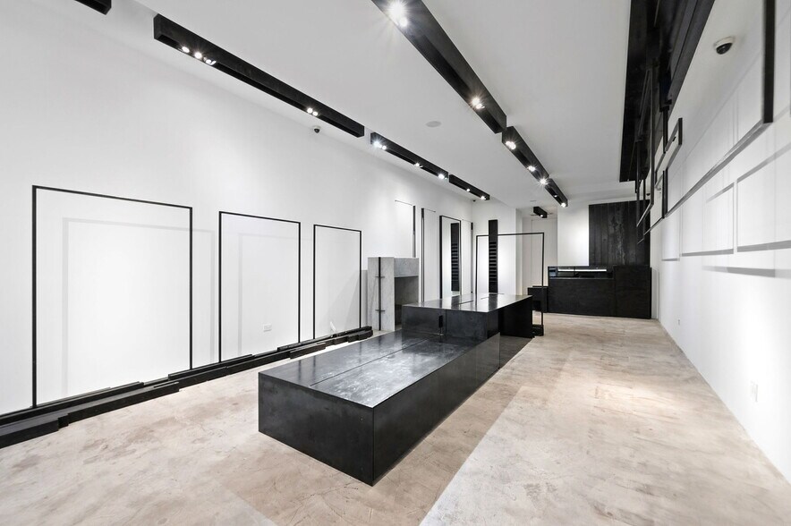 More Photos Of 1751 W Division St, Chicago Storefront Retail Residential For Lease