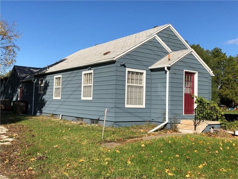 More Photos Of 1305 Sunset Dr, Norwalk Office For Sale