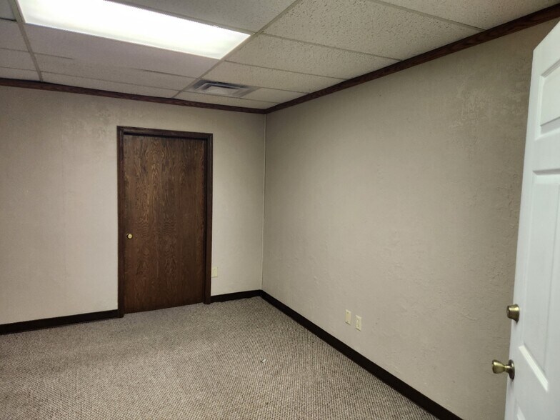 More Photos Of 1509-1511 W Gore Blvd, Lawton Office For Lease