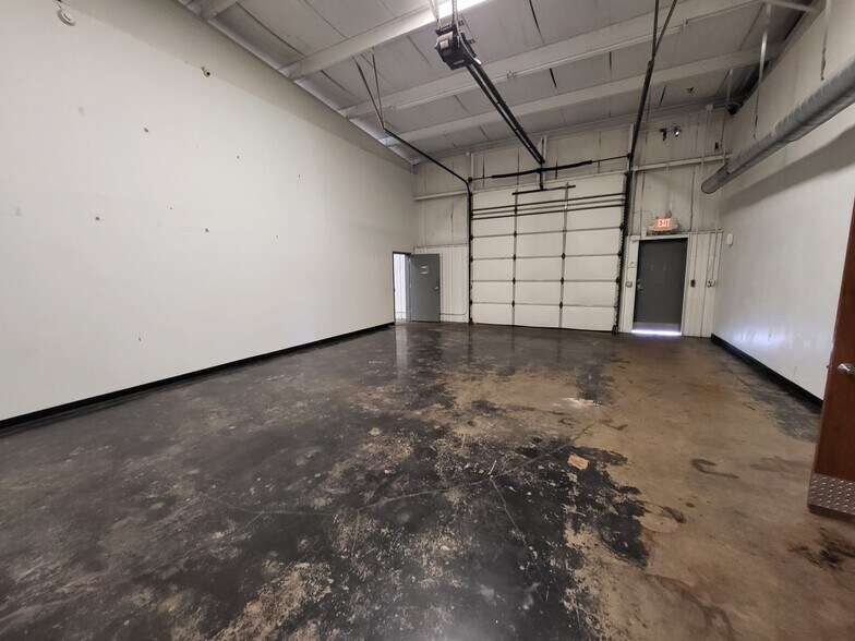 More Photos Of 4455 Woods and Sons Ave, Edmond Manufacturing For Lease