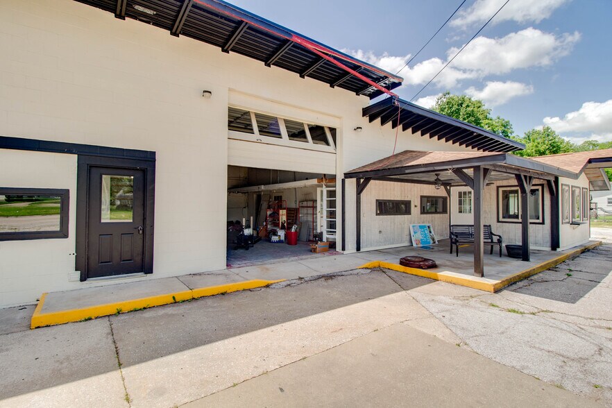 More Photos Of 406 W Carpenter St, Jerseyville Flex For Sale