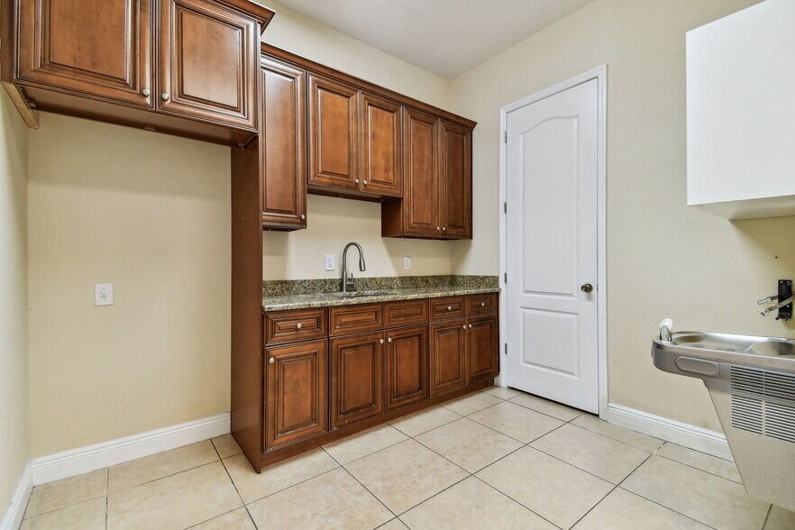 More Photos Of 9416-9418 Balm Riverview Rd, Riverview Medical For Sale